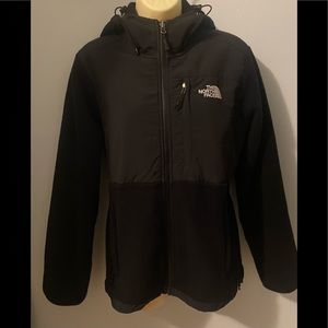 The North face Women’s Hooded Denali Jacket Size Medium Black